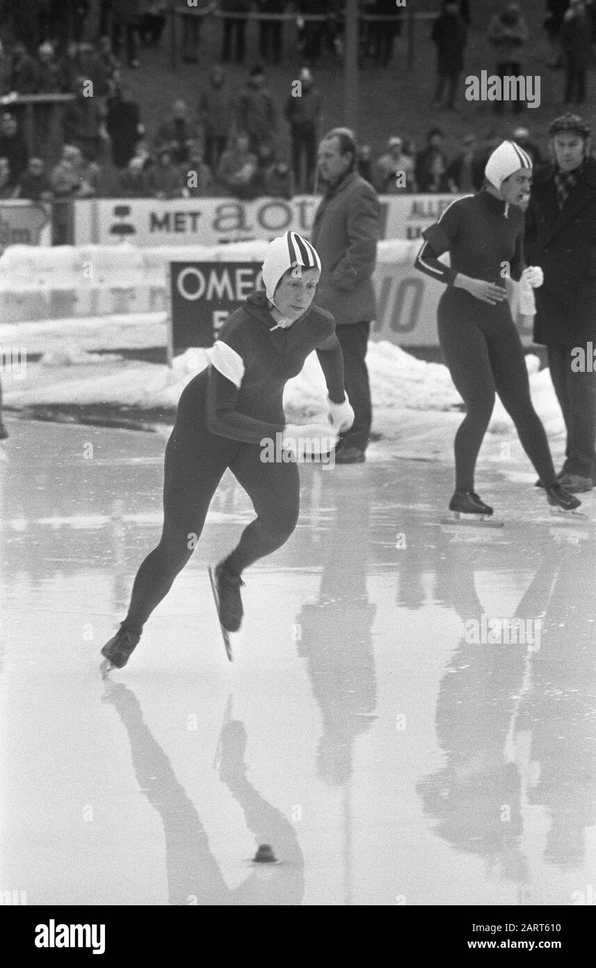 Campionati olandesi di donne e uomini dilettanti ad Assen Sophie Westenbroek in azione Data: 12 gennaio 1974 Località: Assen, Drenthe Parole Chiave: Campionati, pattini, sport Nome personale: Westenbroek, Sophie Foto Stock