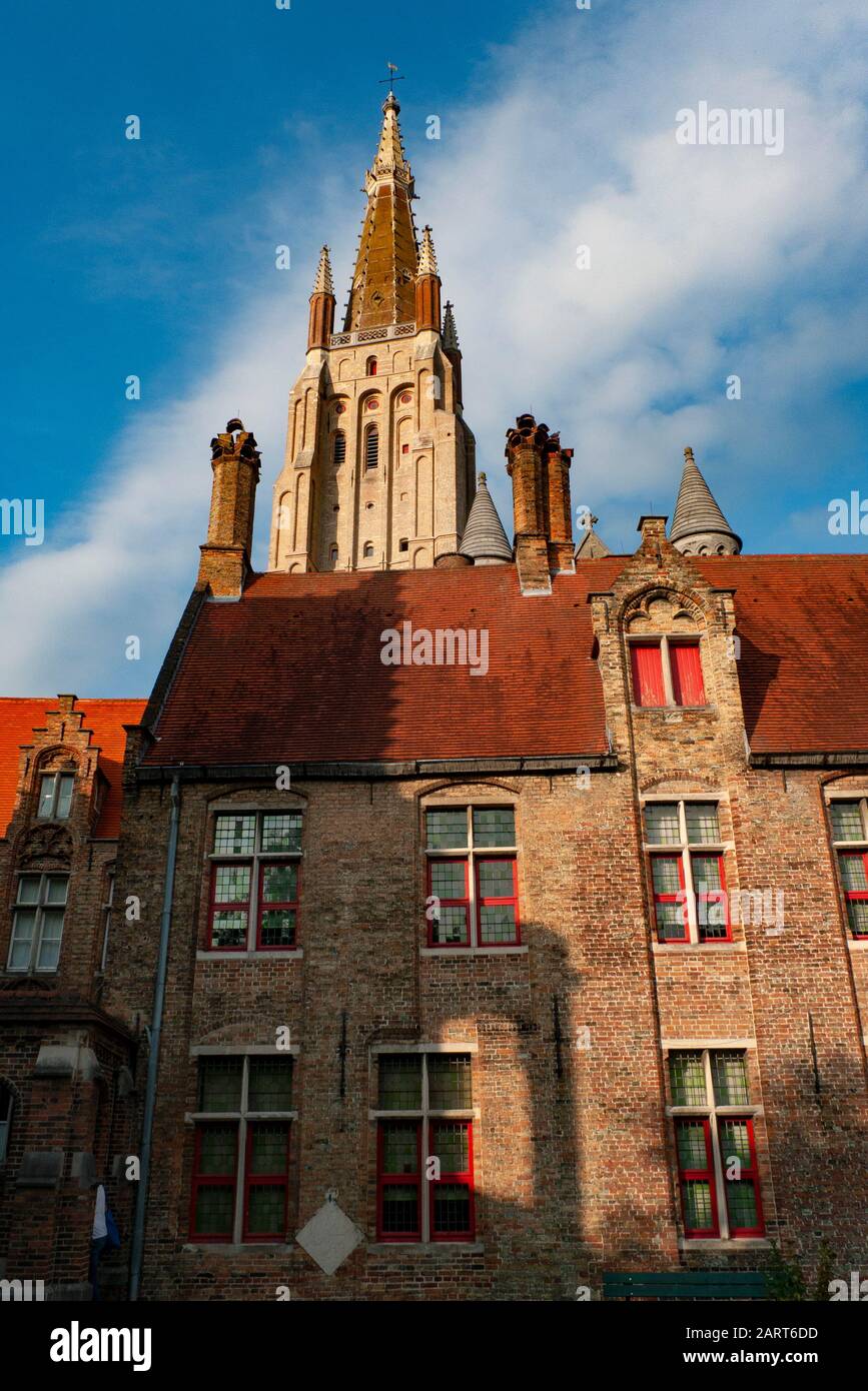 Torre della Chiesa di Nostra Signora di Bruges in Belgio con il farmacista del Sint-Janshospitaal in primo piano. Brugge, Bruges, Belgio. Foto Stock