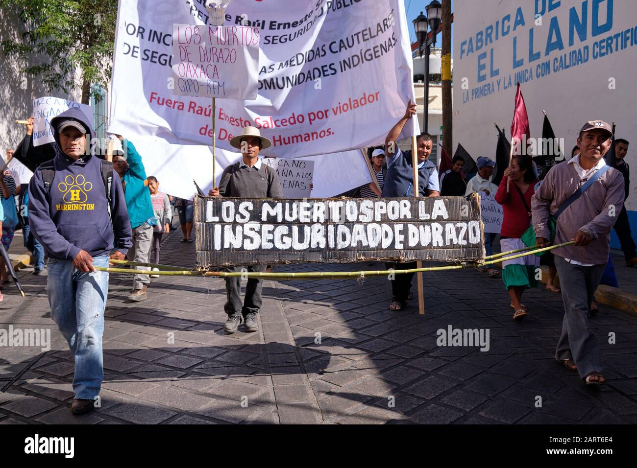 Oaxaca De Juarez, Messico. 29th gennaio 2020. I gruppi indigeni, tra cui il CIPO, "Consejo Indígena Popular de Oaxaca", prendono la strada per chiedere giustizia per oltre 40 omicidi di membri dell'organizzazione e per chiedere risposte alle richieste sociali sulla sicurezza. Hanno criticato direttamente il capo del Segretariato della sicurezza, Raúl Ernesto Salcedo Rosales, e hanno chiesto le sue dimissioni. Hanno sostenuto che, sotto l'attuale amministrazione, vi sono stati più di 3000 omicidi, senza poter affrontare la questione della violenza e della mancanza di sicurezza nello Stato. Foto Stock