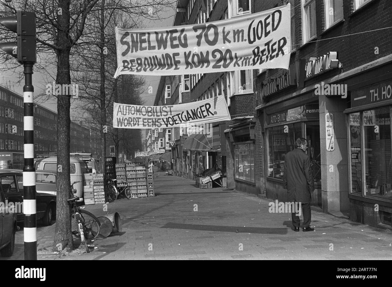 Banner sul traffico ad alta velocità a Rijnstraat Data: 16 marzo 1973 Località: Amsterdam, Noord-Holland Parole Chiave: SPANDOKEN Foto Stock