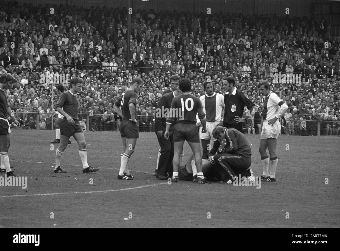 Sparta vs. Ajax 1-1, Nol Heijerman (Sparta) è ferito dall'operatore sanitario Klamer van veld indossato Data: 29 agosto 1971 Parole Chiave: Sport, caregivers, football Nome personale: Heijerman, Nol Impostazione nome: AJAX, Sparta Foto Stock