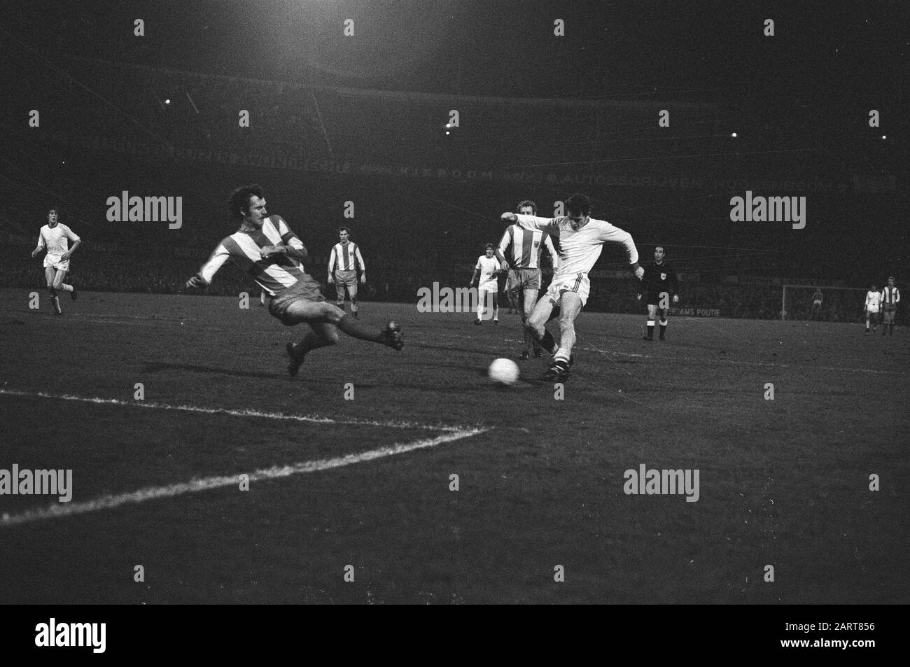 Sparta contro Bayern München 1-3; Kristensen (destra) partiture per Sparta Data: 9 dicembre 1970 luogo: Rotterdam, South-Holland Parole Chiave: Sport, football Nome istituto: Sparta Foto Stock
