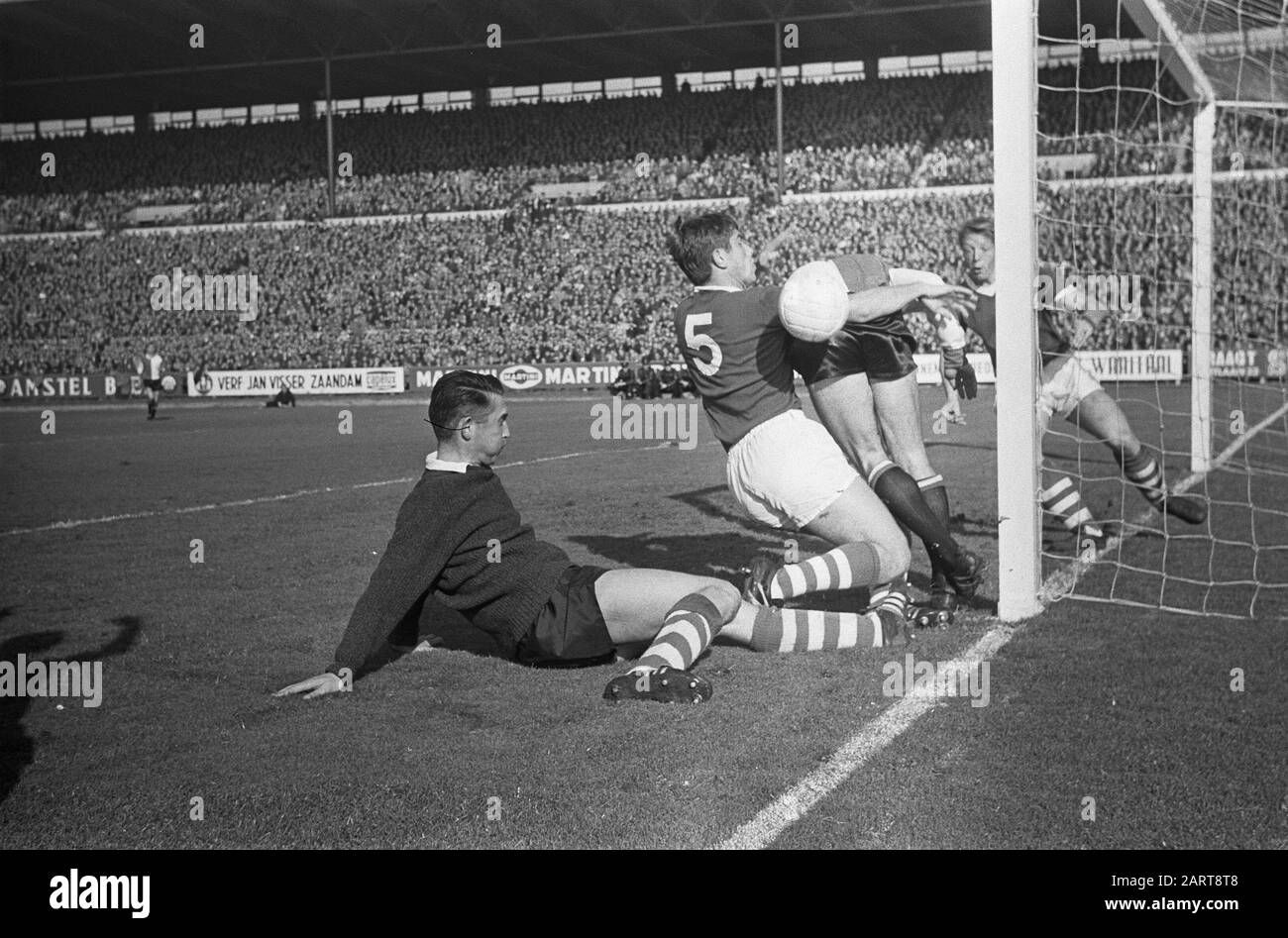 Sparta contro Feyenoord 0-3, momenti di gioco Annotazione: Scribmmage al traguardo di Sparta. Portiere sinistro Arie den Duke. Con n. 5 Hans Eijkenbroek (?) Data: 18 Ottobre 1964 Luogo: Rotterdam Parole Chiave: Sport, Calcio Nome Dell'Istituto: Feyenoord Foto Stock