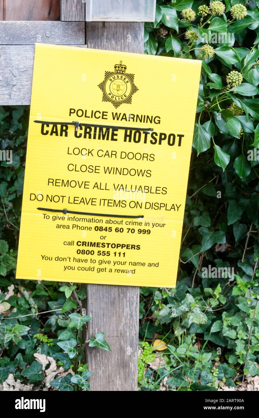 Un avviso della polizia avverte che un parcheggio auto rurale è un hotspot Di Crimine dell'automobile. Foto Stock