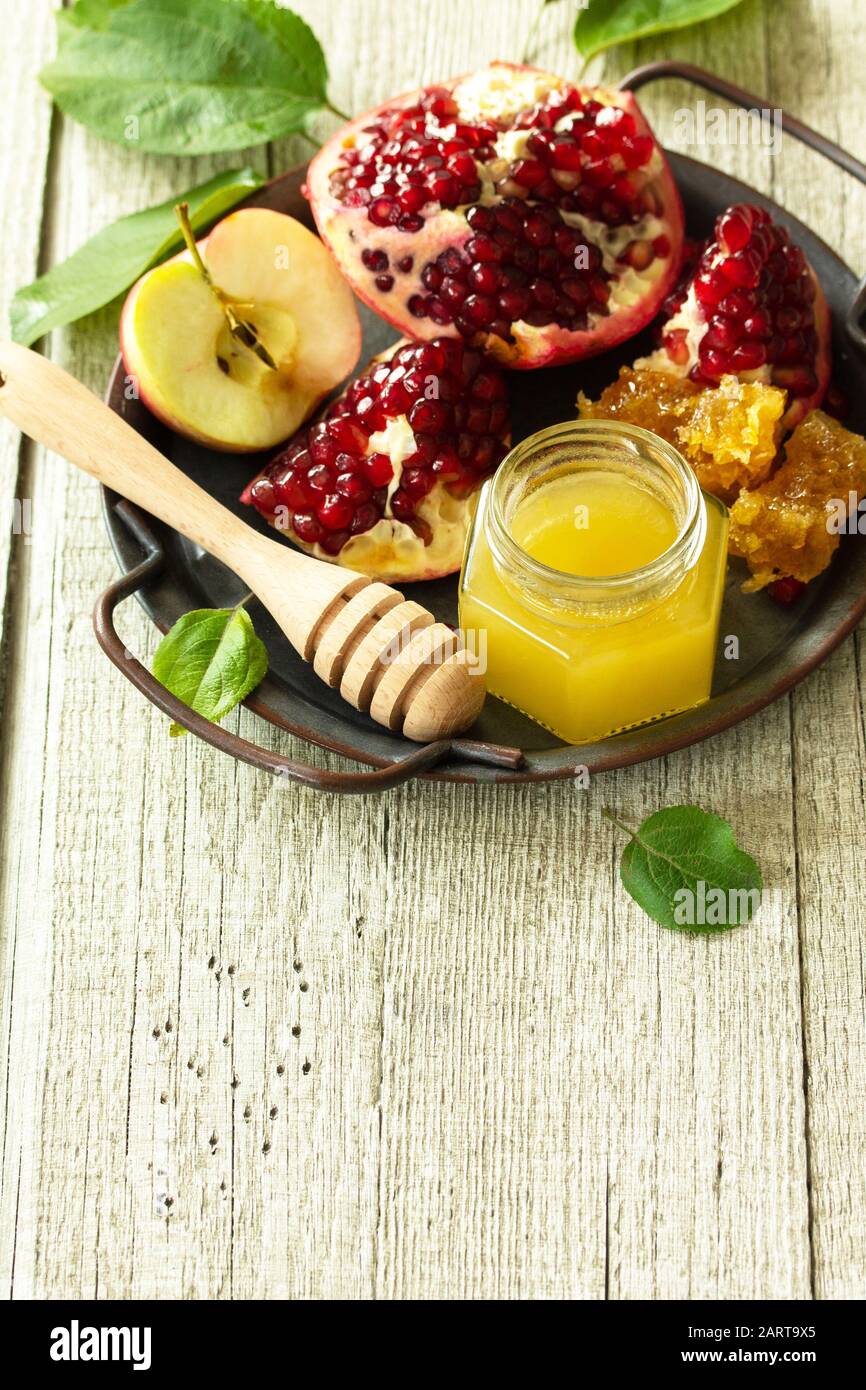 Raccolto e Ringraziamento. Simboli tradizionali religione di Rosh hashanah (festa di Capodanno ebraica) concetto. Spazio libero per il testo. Foto Stock