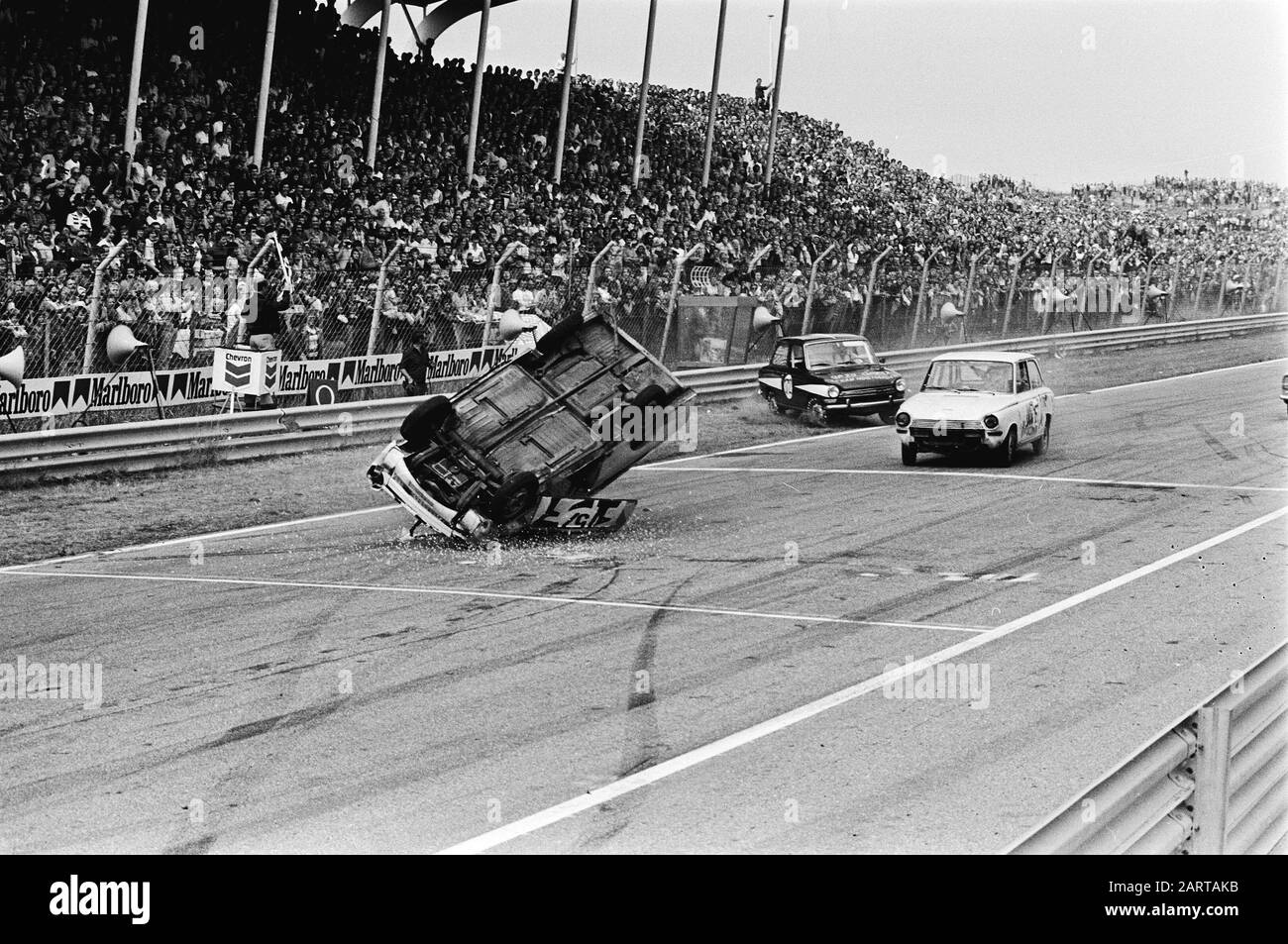Su terra, mare e aria, registrazioni per il programma TROS TV corsa inversione sul circuito di Zandvoort Spettacolo durante le gare DAF Data: 24 luglio 1979 posizione: Noord-Holland, Zandvoort Parole Chiave: Automobili, circuiti, pubblico, programmi televisivi, concorsi, registrazioni di lavoro Nome istituto: Tros Foto Stock