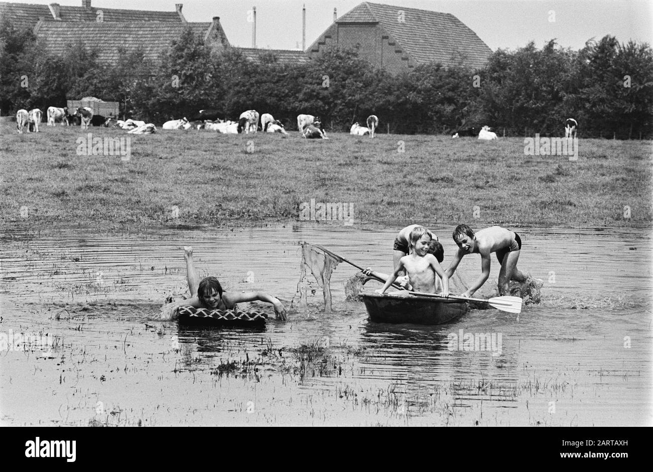 Waterflood a causa dell'alto livello d'acqua nella Mosa in combinazione con il bel tempo Bambini giocare su un prato allagato Data: 24 luglio 1980 Parole Chiave: Campeggi, bambini, inondazioni, fiumi Foto Stock