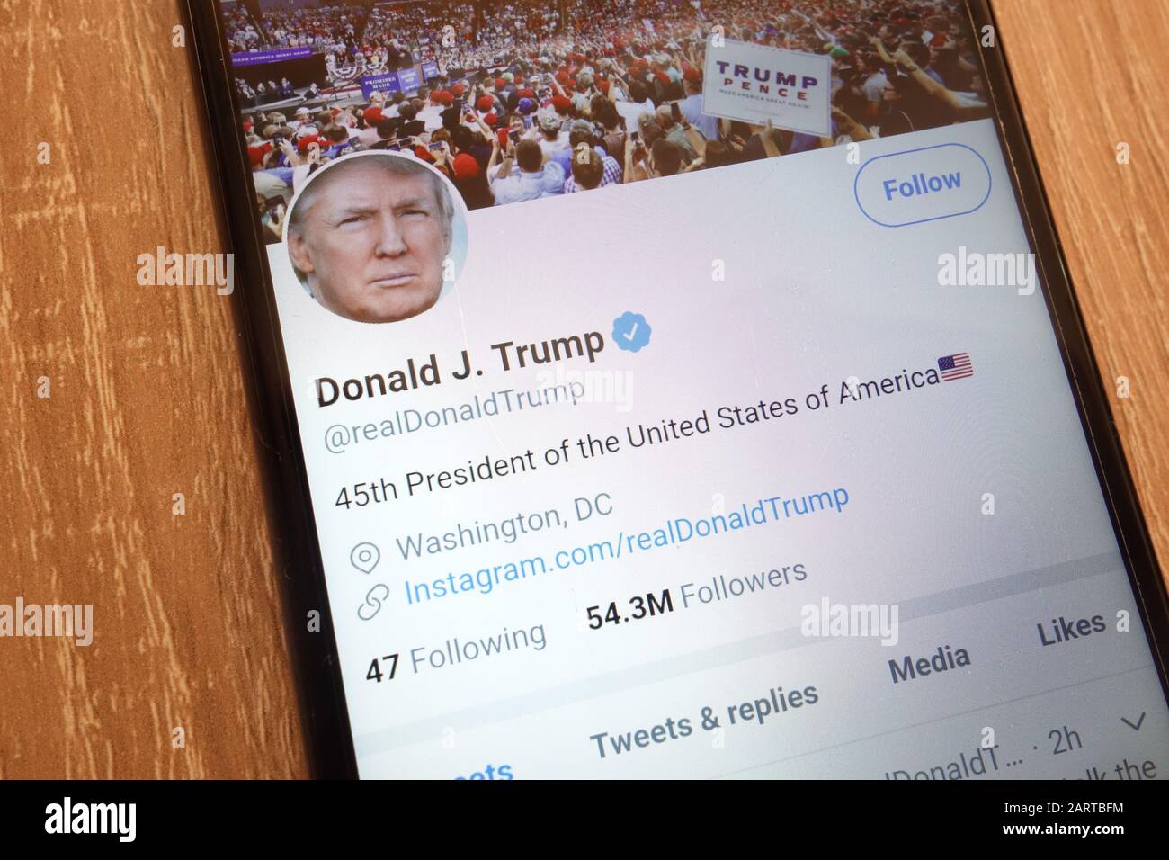 Donald Trump Twitter`s account visualizzato su uno smartphone moderno Foto Stock