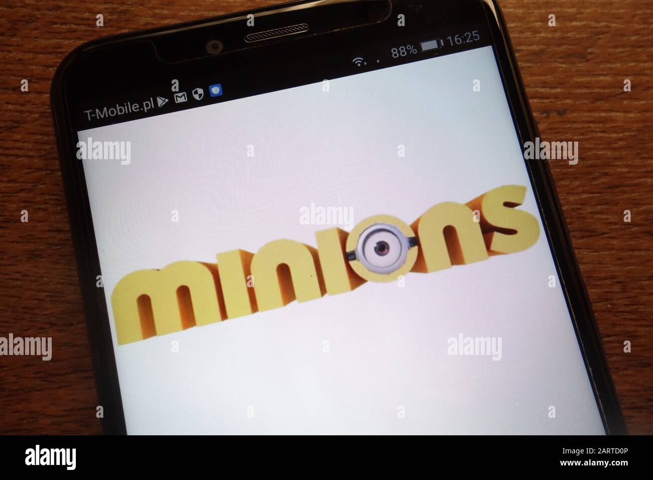 Il logo dei minions viene visualizzato su uno smartphone moderno Foto Stock