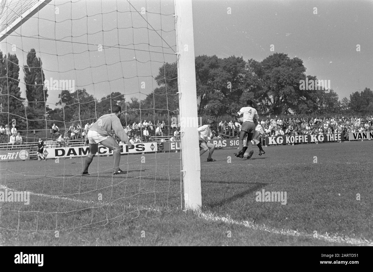 Blue-White Contro Vitesse 1-2 Game Moment Annotation: Con Nr. 4 Edwin Sparendam Data: 25 agosto 1968 Località: Amsterdam, Noord-Holland Parole Chiave: Sport, calcio Nome dell'istituto: Vitesse Foto Stock