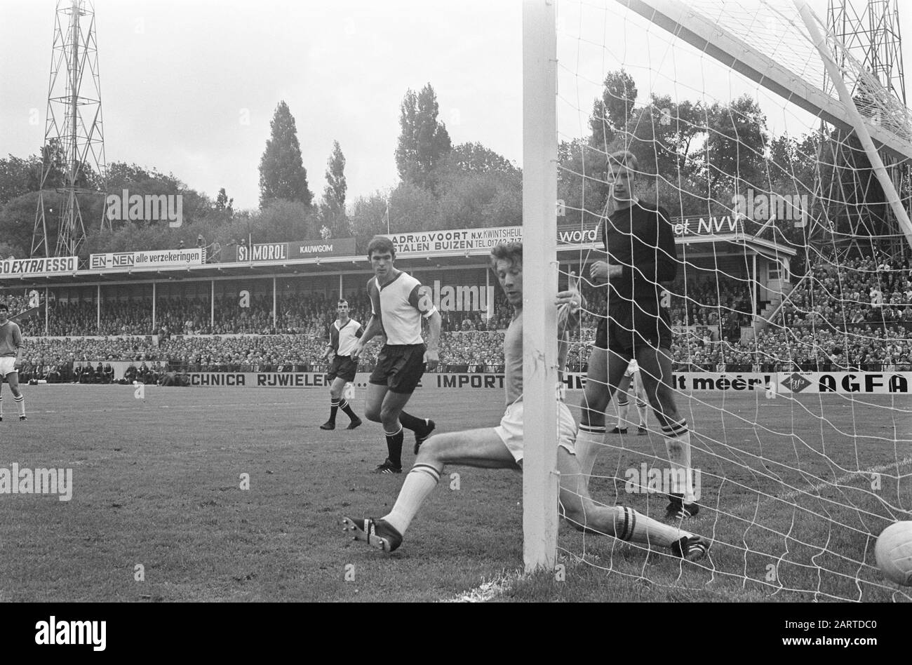 ADO-feyenoord: 2-3 gamesmoment Data: 22 settembre 1968 Località: L'Aia, Sud-Olanda Parole Chiave: Calcio Foto Stock