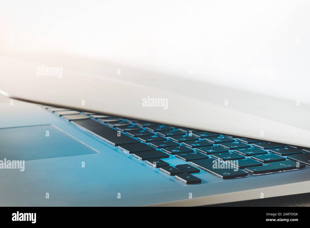 Computer portatile con coperchio chiuso e vista ravvicinata. Concetto di segreti, privace, nascondendo il soddisfare, non sicuro wor il soddisfare di lavoro Foto Stock