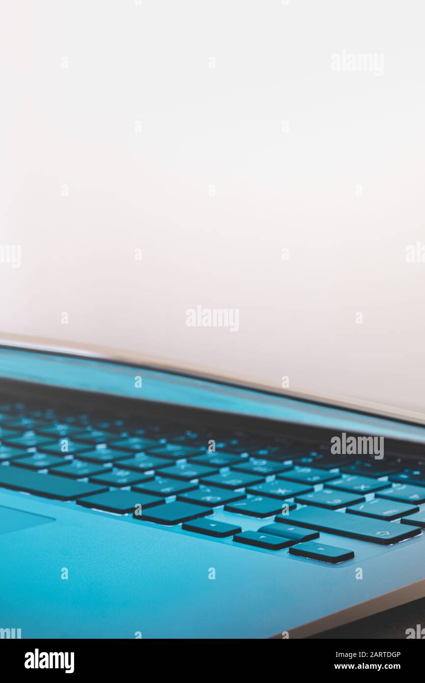 Notebook con coperchio chiuso, vista ravvicinata con spazio per la copia.concetto di segreti, privacy, nascondere contenuti, non proteggere contenuti di lavoro Foto Stock