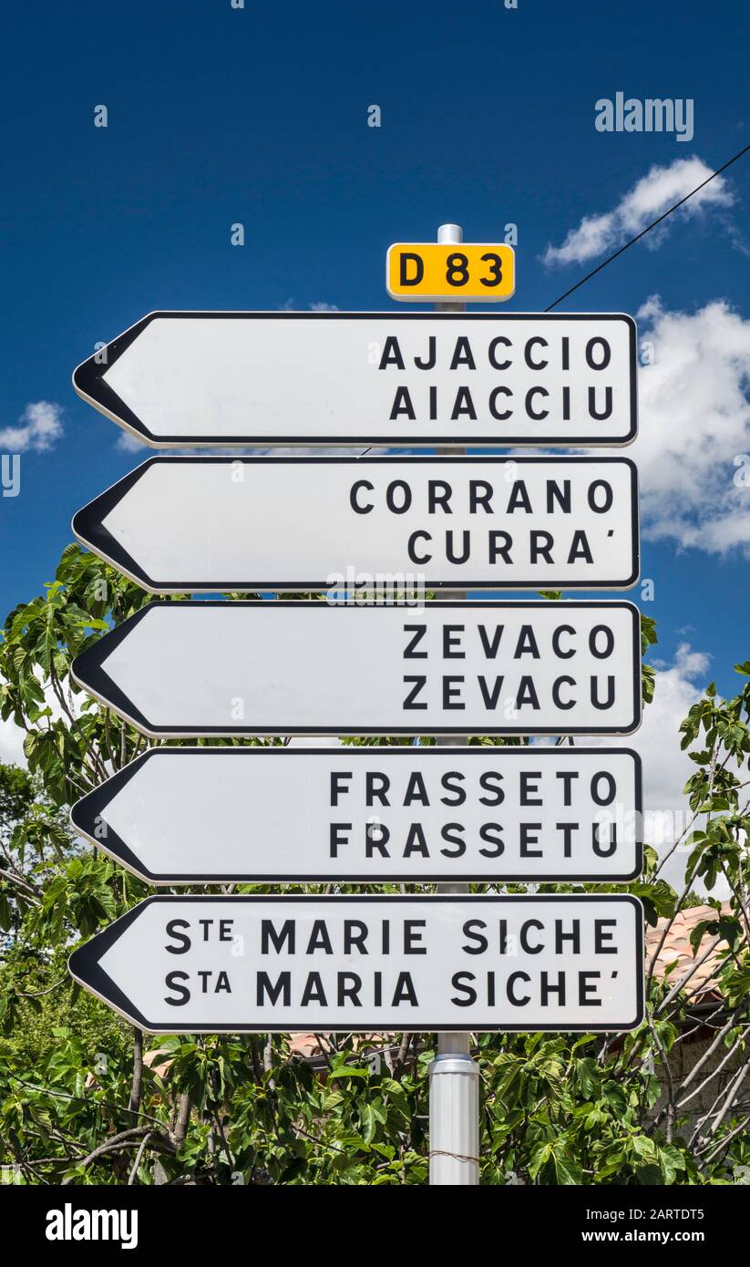 Bilingue, francese e corso, segnaletica stradale nel villaggio di Vergajo,  Corse-du-Sud, Corsica, Francia Foto stock - Alamy