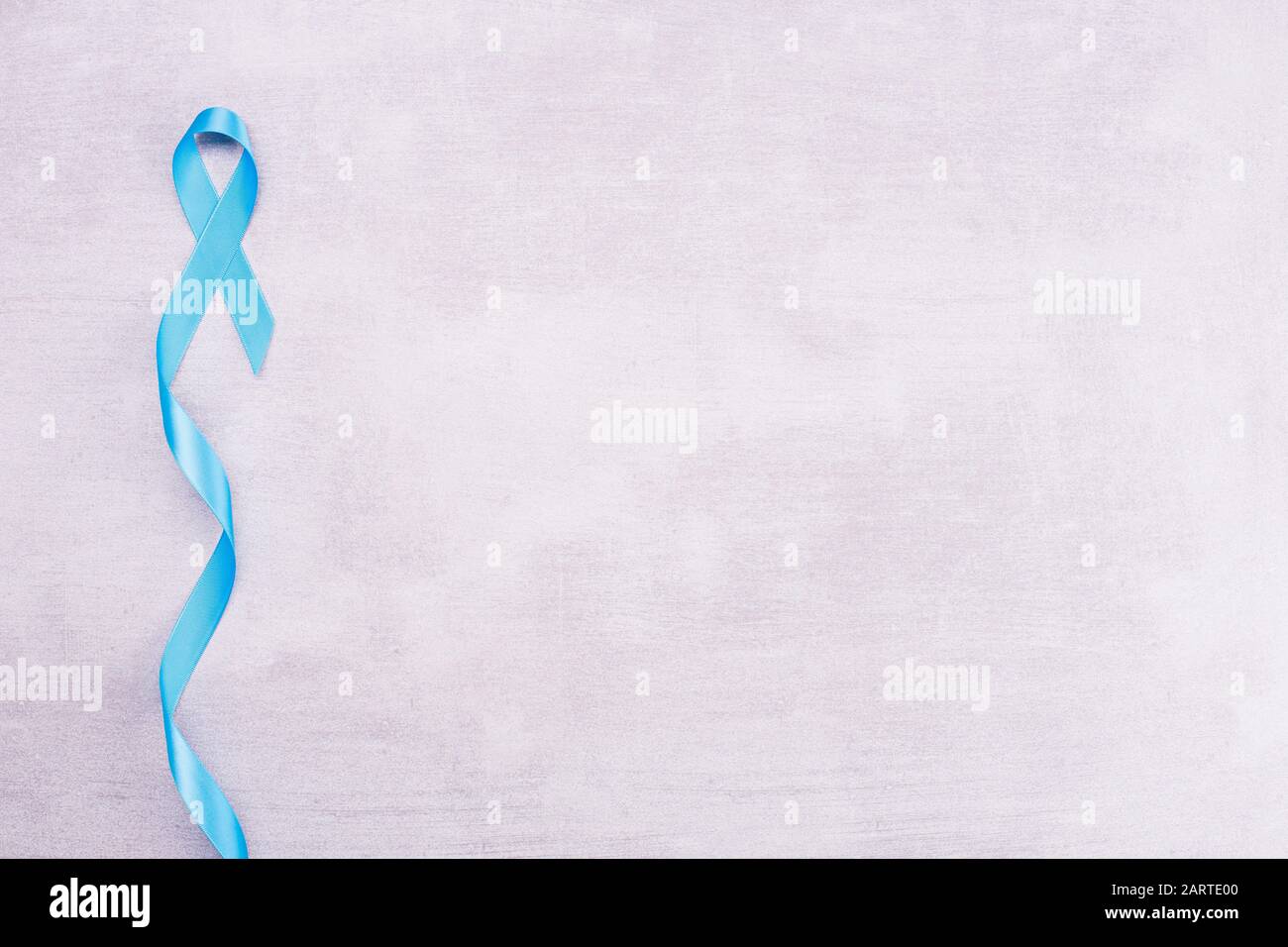 Concetto di salute e medicina - nastro blu di consapevolezza del cancro della prostata, acalasia e cancro adrenocorticale, su sfondo grigio, piatto con Foto Stock
