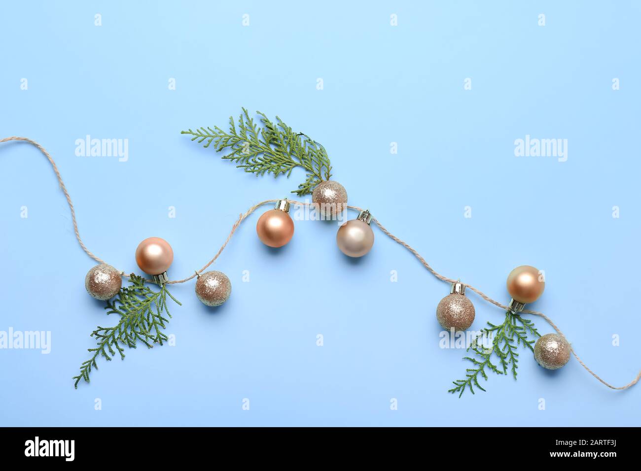 Bella composizione di Natale sul colore di sfondo Foto Stock