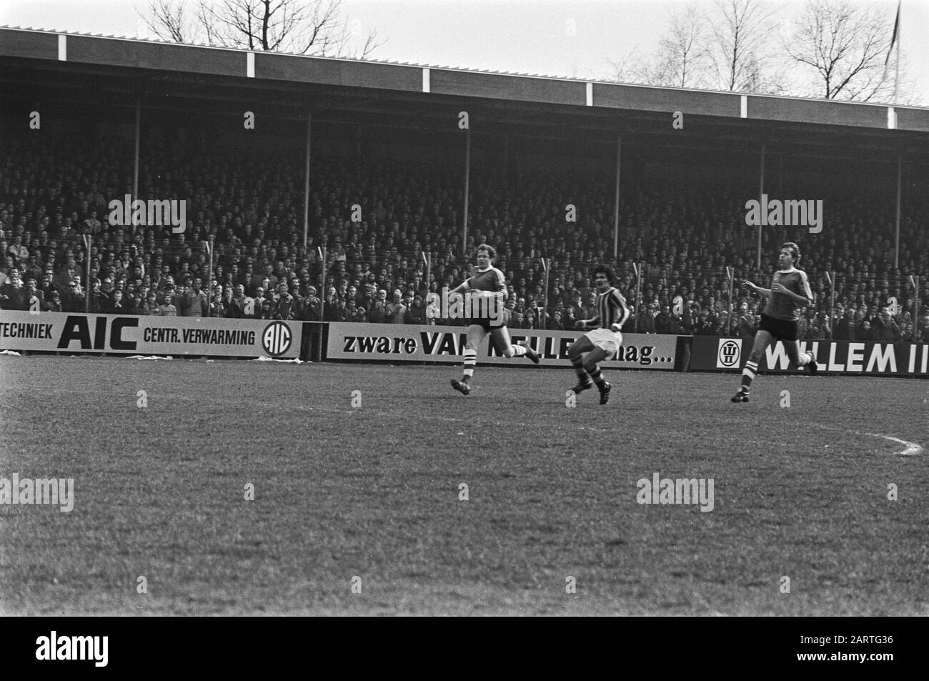 Vitesse - Pec Zwolle: 2-2 Game Moment Annotation: Rinus Israel, In The Middle Herman Gerdsen (Vitesse) Date: March 6, 1977 Location: Arnhem Keywords: Sport, Football Foto Stock