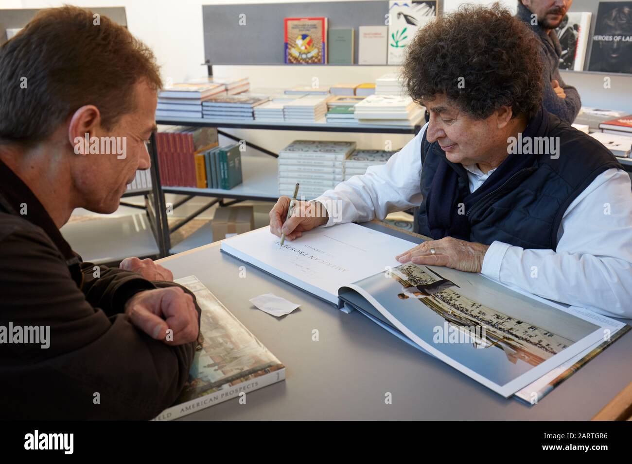 Parigi - 7 NOVEMBRE 2019: Joel Sternfeld firma libri durante la fiera di Parigi Photo Art al Grand Palais di Parigi, Francia. Foto Stock