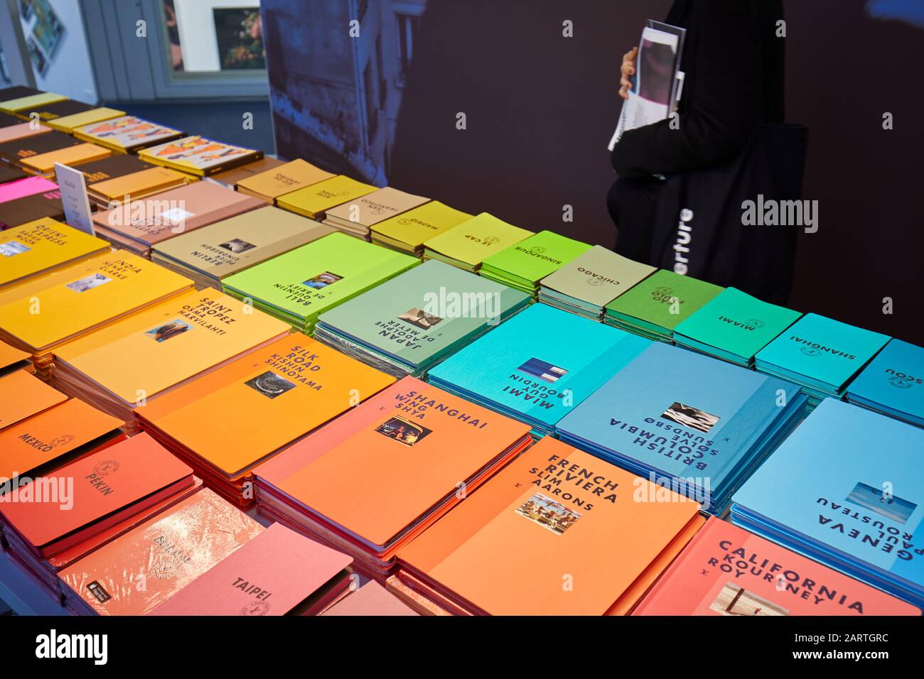 Parigi - 7 NOVEMBRE 2019: Parigi Photo Art Fair, colorata collezione di libri Louis Vuitton al Grand Palais di Parigi, Francia. Foto Stock
