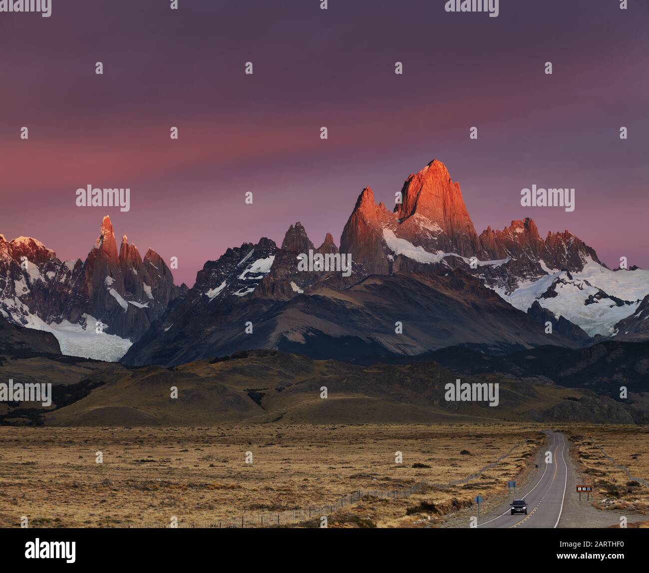 Monta Fitz Roy e Cerro Torre all'alba. Parco Nazionale Los Glaciares, Patagonia, Argentina Foto Stock