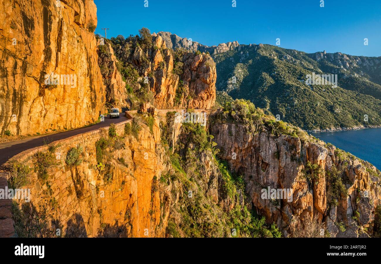 Strada attraverso le rocce taffoni, rocce di granito porfiritico arancione, Les Calanche de piana, vicino alla città di piana, Corse-du-Sud, Corsica, Francia Foto Stock