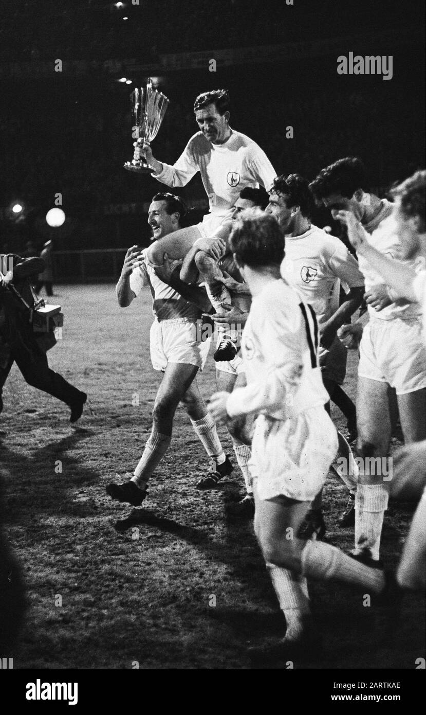 Il capitano Danny Blanchflower, che detiene il trofeo della Coppa delle Coppe europea del 1963; Foto Stock