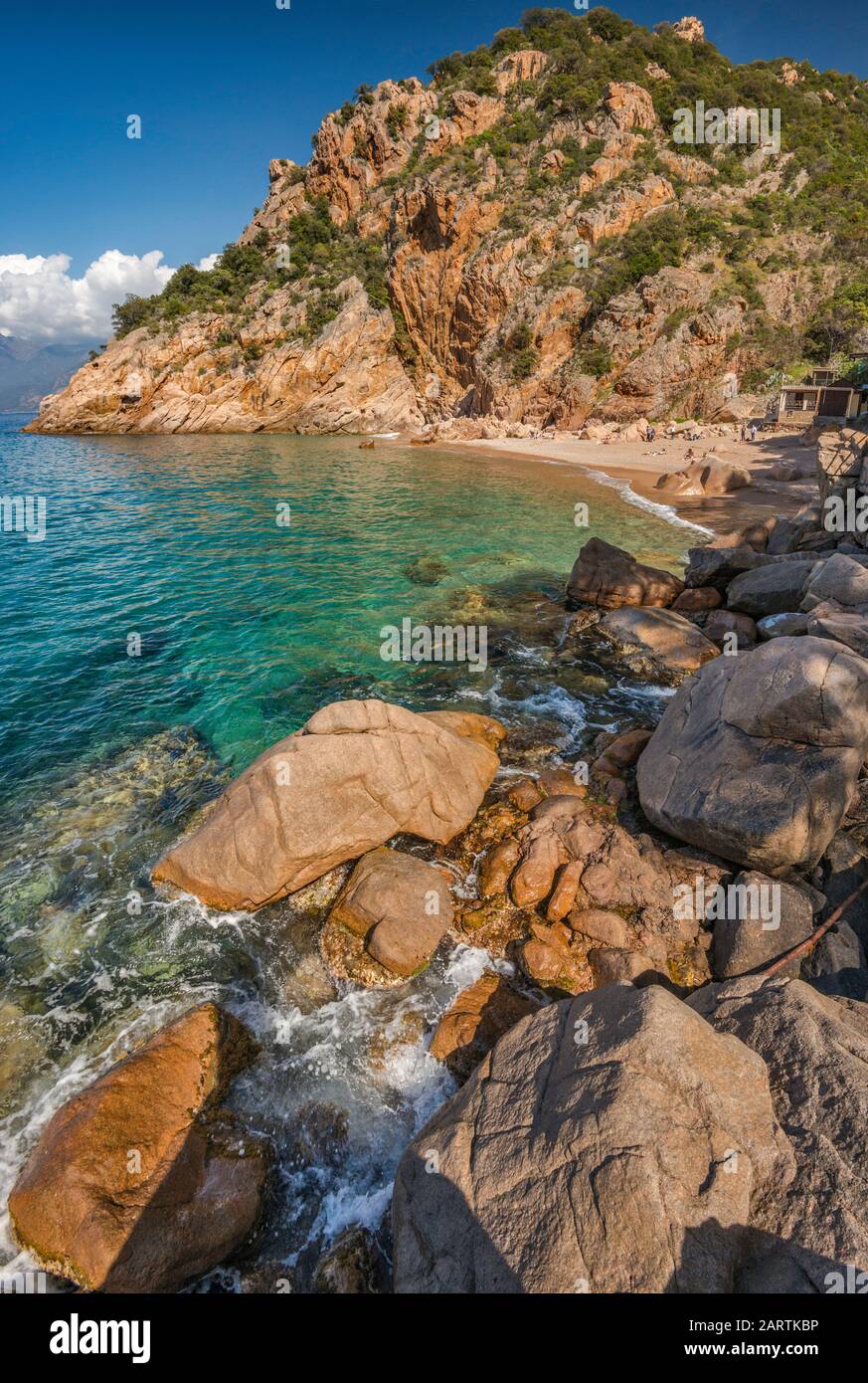 Spiaggia di Anse de Ficajola, cove a Les Calanche de Piana, Sito Patrimonio Mondiale dell'UNESCO, vicino alla città di Piana, Corse-du-Sud, Corsica, Francia Foto Stock