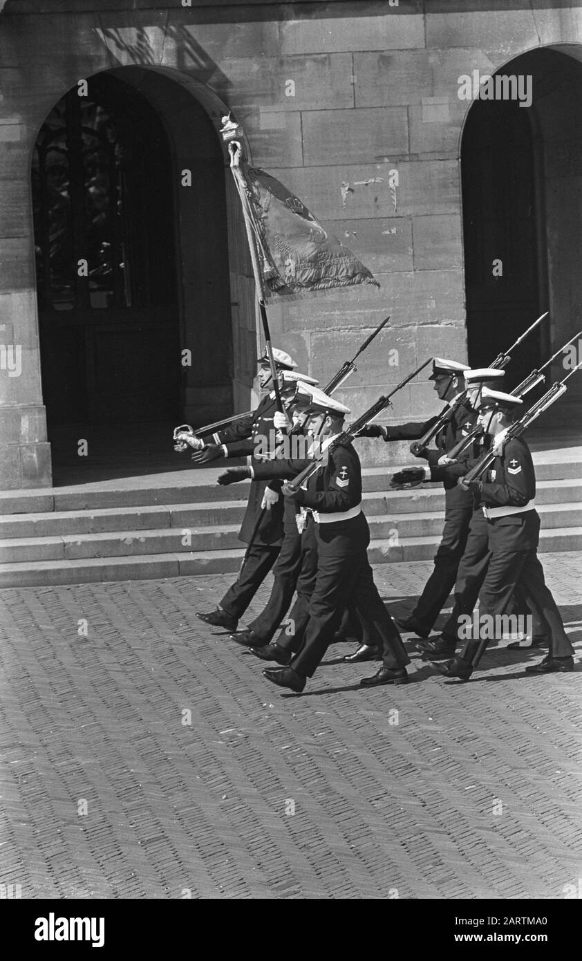 Visita di Stato Regina e Re del Nepal ad Amsterdam Data: 25 aprile 1967 Località: Amsterdam, Nepal Parole Chiave: Re, Regine, visite di Stato Foto Stock