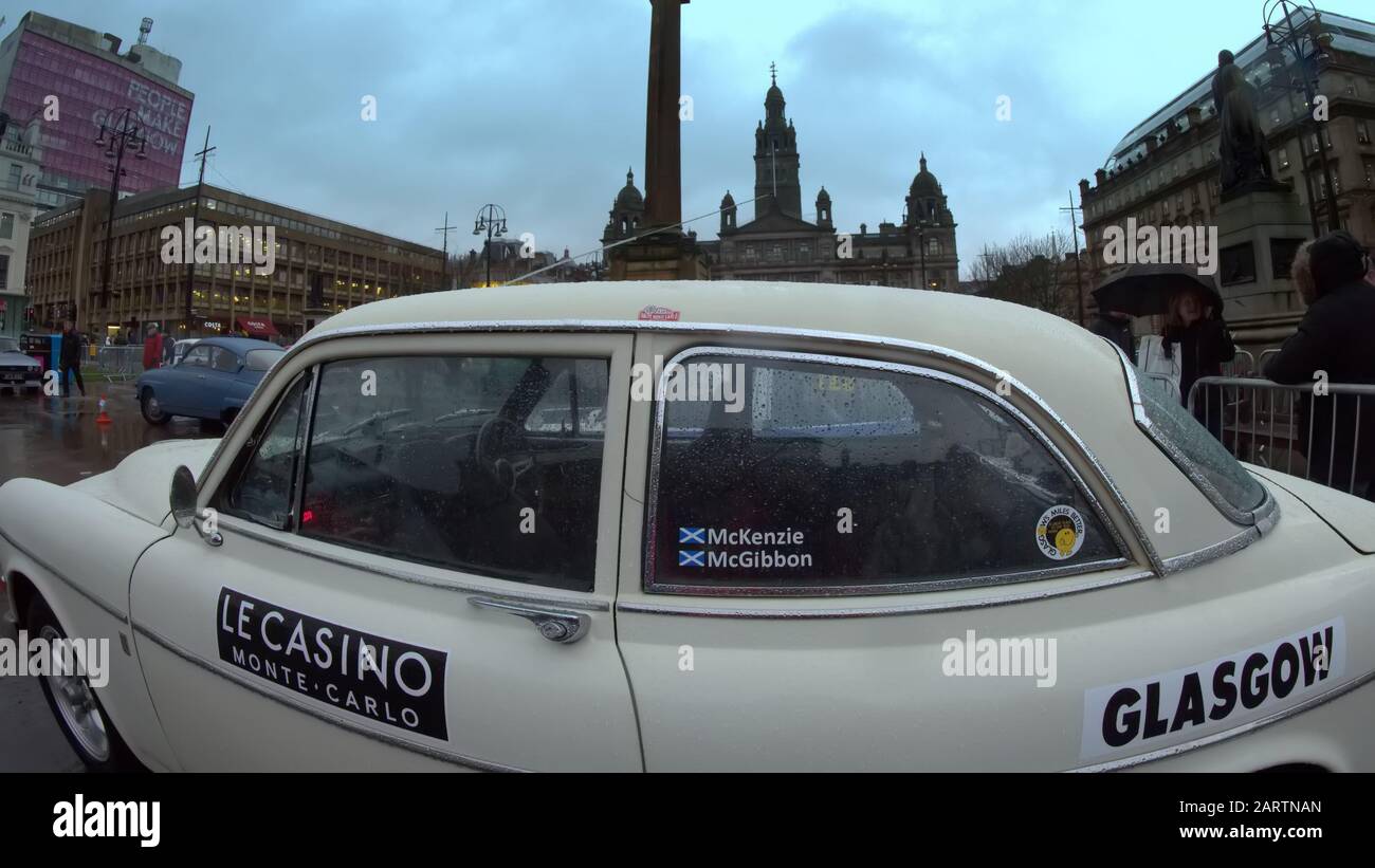 Glasgow, Scotland, UK, 29th January, 2020: UK Weather: Wet Monte Carlo Rally UK START ha visto le auto d'epoca assemblare nel centro della città in George Square al di fuori degli uffici del consiglio decorati le camere della città. 2020 vede la 23rd edizione dell'evento Historique e la 5th edizione dell'evento Classique. Copy-Rite Gerard Ferry/Alamy Live News Foto Stock