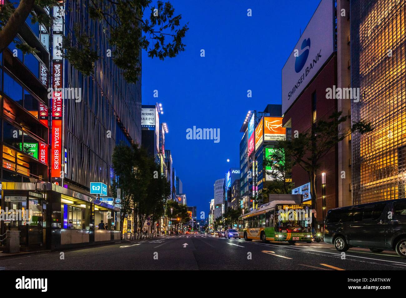 Vista notturna di Harumi-dori Street, uno dei due principali viali dello shopping di Ginza, con molti negozi di lusso. Tokyo, Giappone, Agosto 2019 Foto Stock