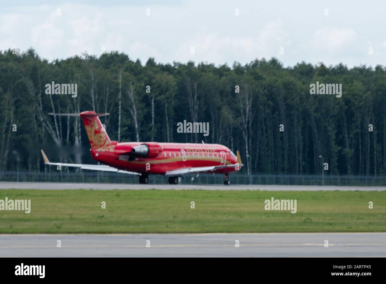 2 Luglio 2019, Mosca, Russia. Aereo Bombardier CRJ-100 linea aerea Rusline all'aeroporto di Vnukovo a Mosca. Foto Stock