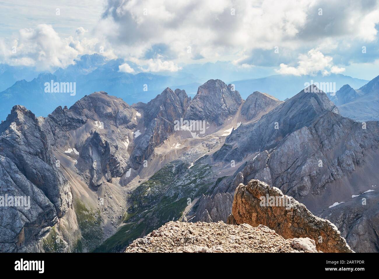 Cime e creste delle Dolomiti come si vede dalla ferrata Eterna sul ghiacciaio della Marmolada, durante un tour estivo di avventura. Foto Stock