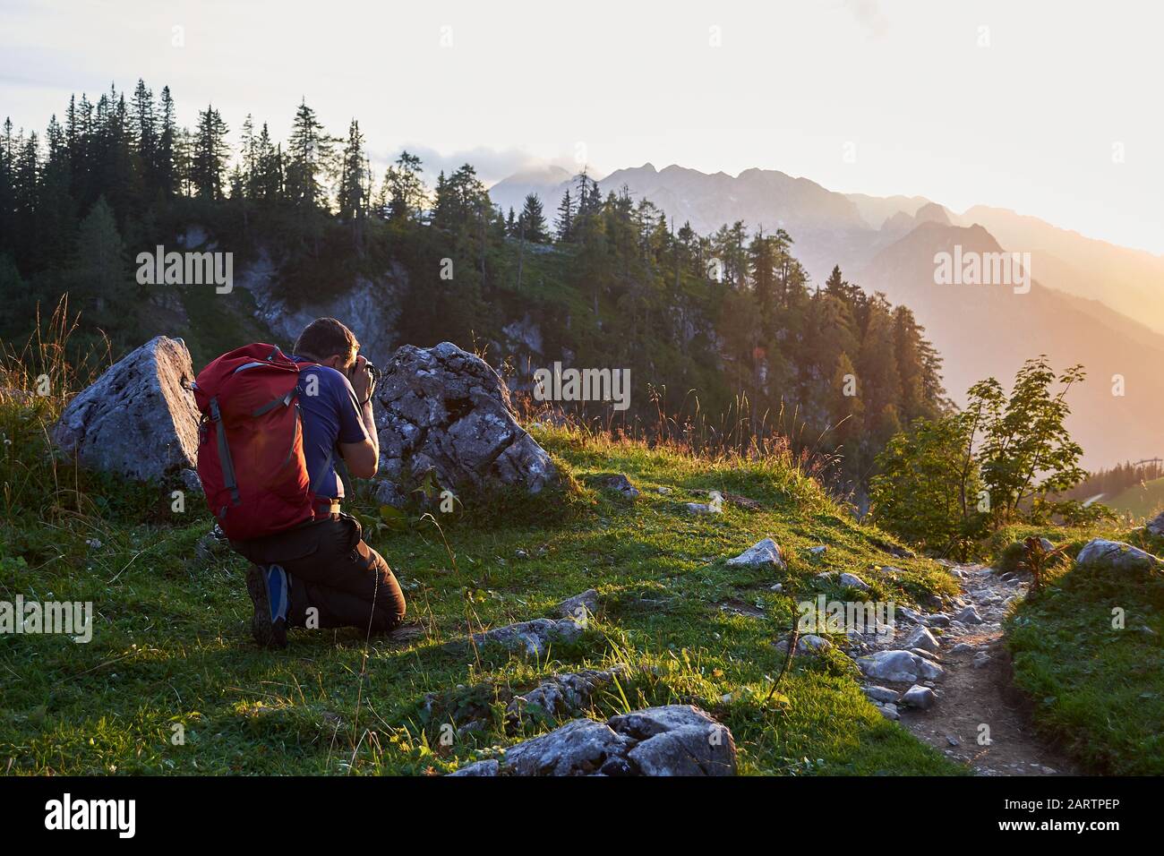 Fotografo che fotografa il tramonto sulle montagne del Tirolo, Austria, vicino a Gosau. Foto Stock