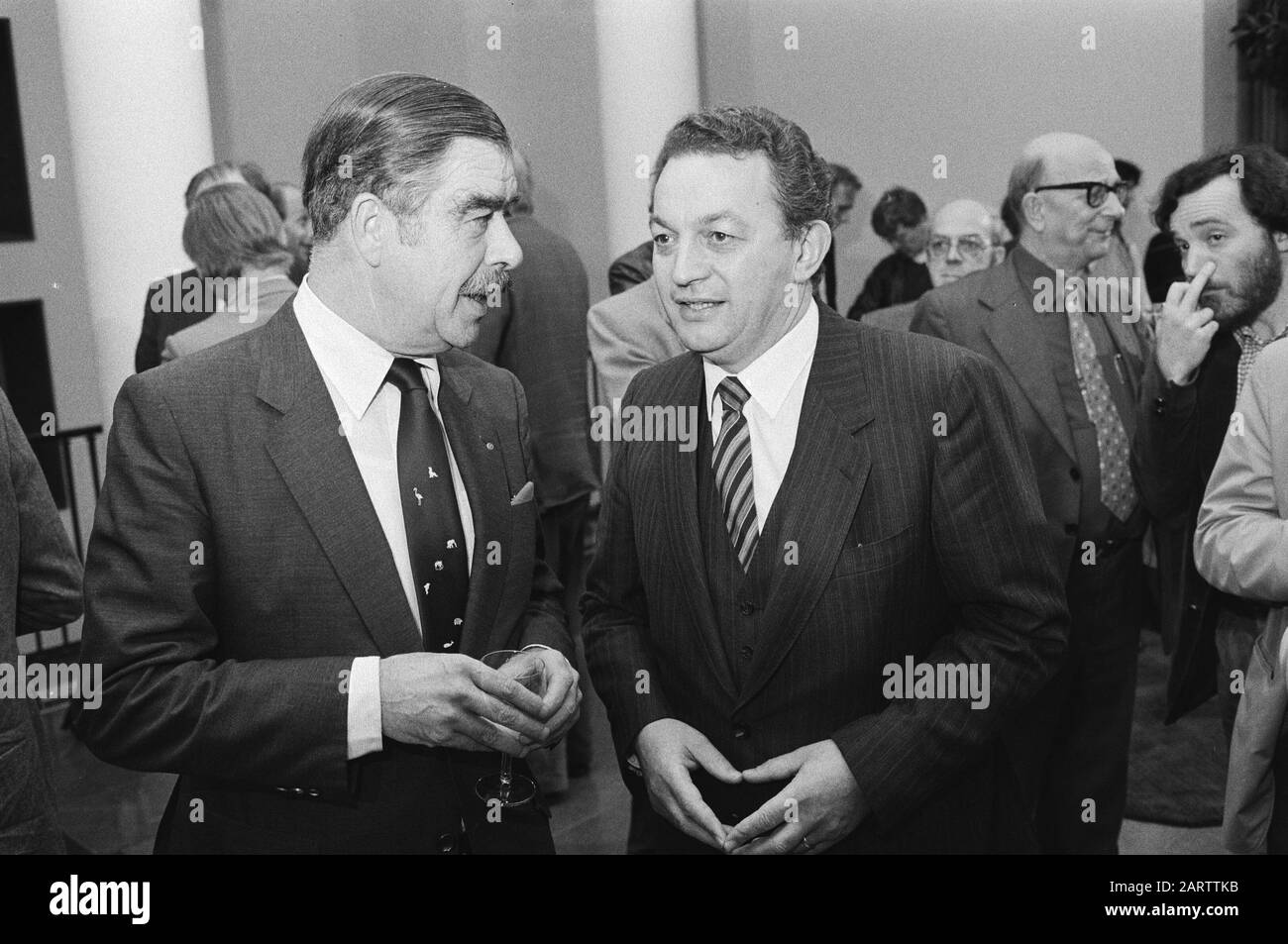 Introduzione del Segretario di Stato Team of Agriculture, Segretario Di Stato Del Ministro Destro, Segretari di Stato, Ministri, presentazioni Data: 9 novembre 1982 Parole Chiave: Presentazioni, ministri, Segretari di Stato Nome personale: Braks, Gerrit, Ploeg, ad Foto Stock