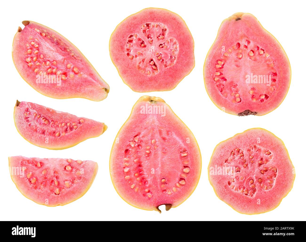 Raccolta di guava isolata. Pezzi di frutti di guava giallo con carne rosa di varie forme isolato su sfondo bianco con sentiero di taglio Foto Stock