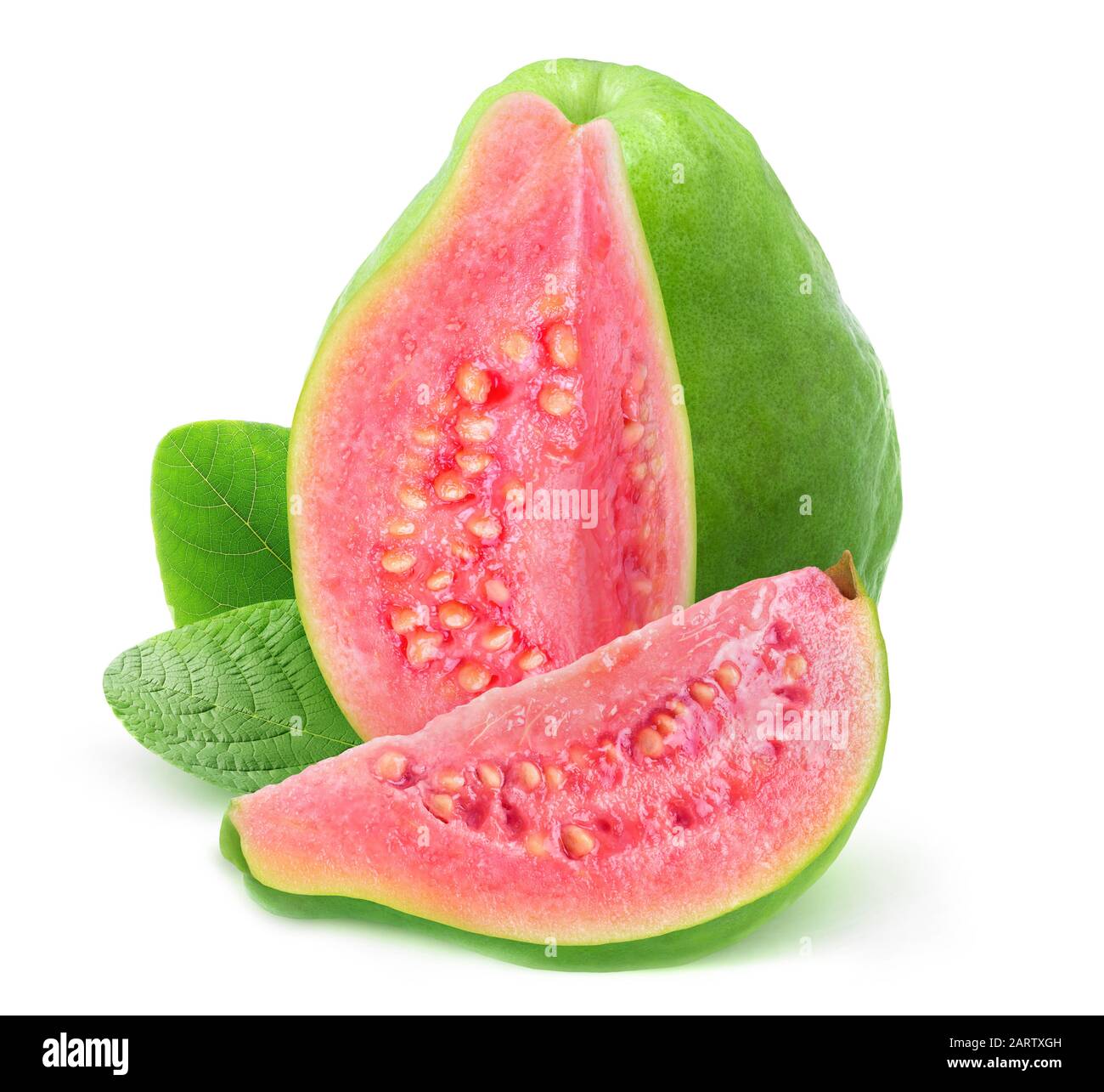 Guava isolata. Una frutta di guava rosa verde carnata con la fetta tagliata fuori e foglie isolate su sfondo bianco con il tracciato di ritaglio Foto Stock