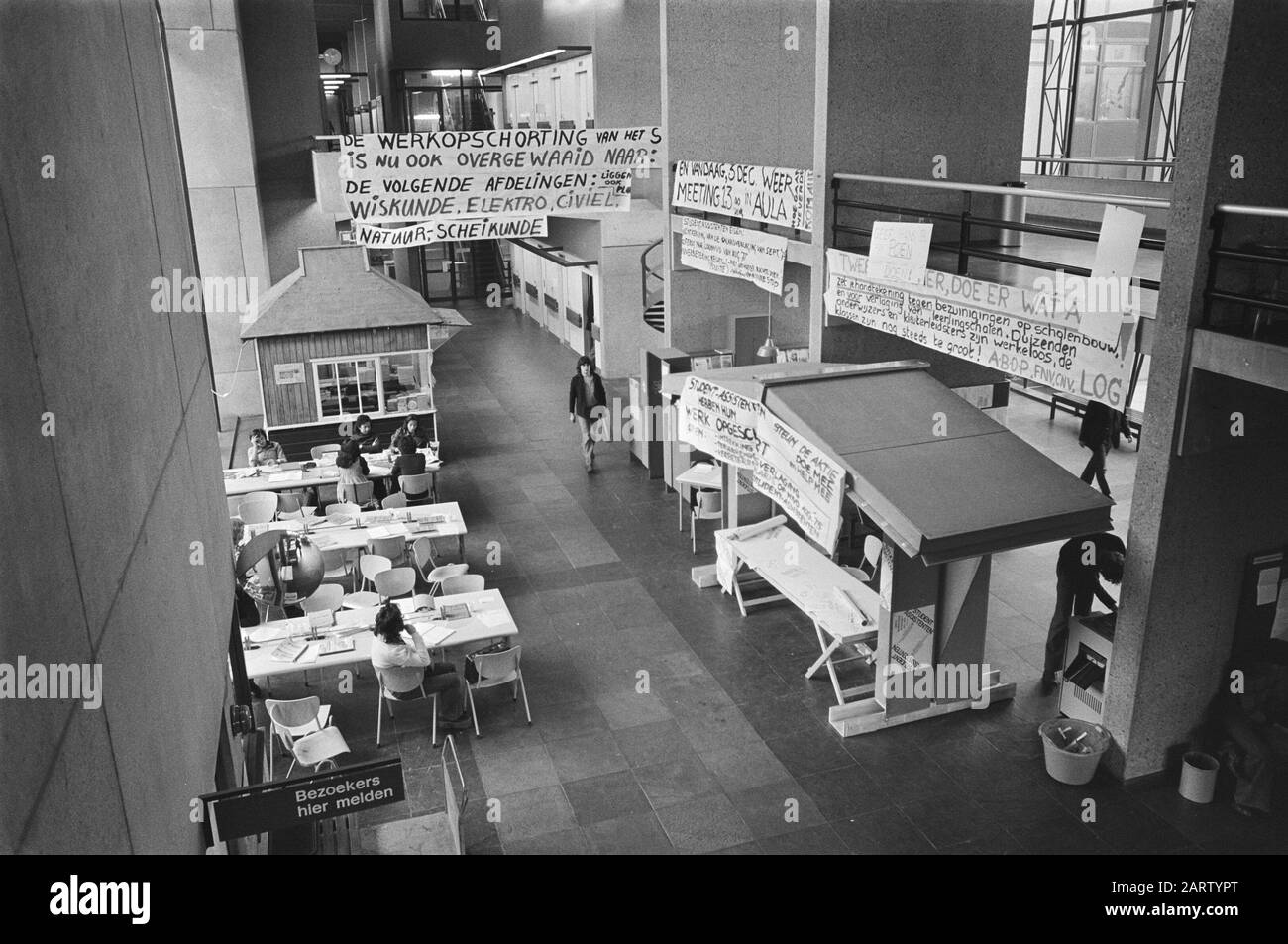 Sciopero a TH Delft; assistenti studenteschi puzzavano la protesta contro i tagli di Klein, la sala piena di banner Data: 3 dicembre 1976 posizione: Delft, South-Holland Parole Chiave: Protesta, Banners, Scioperi Foto Stock