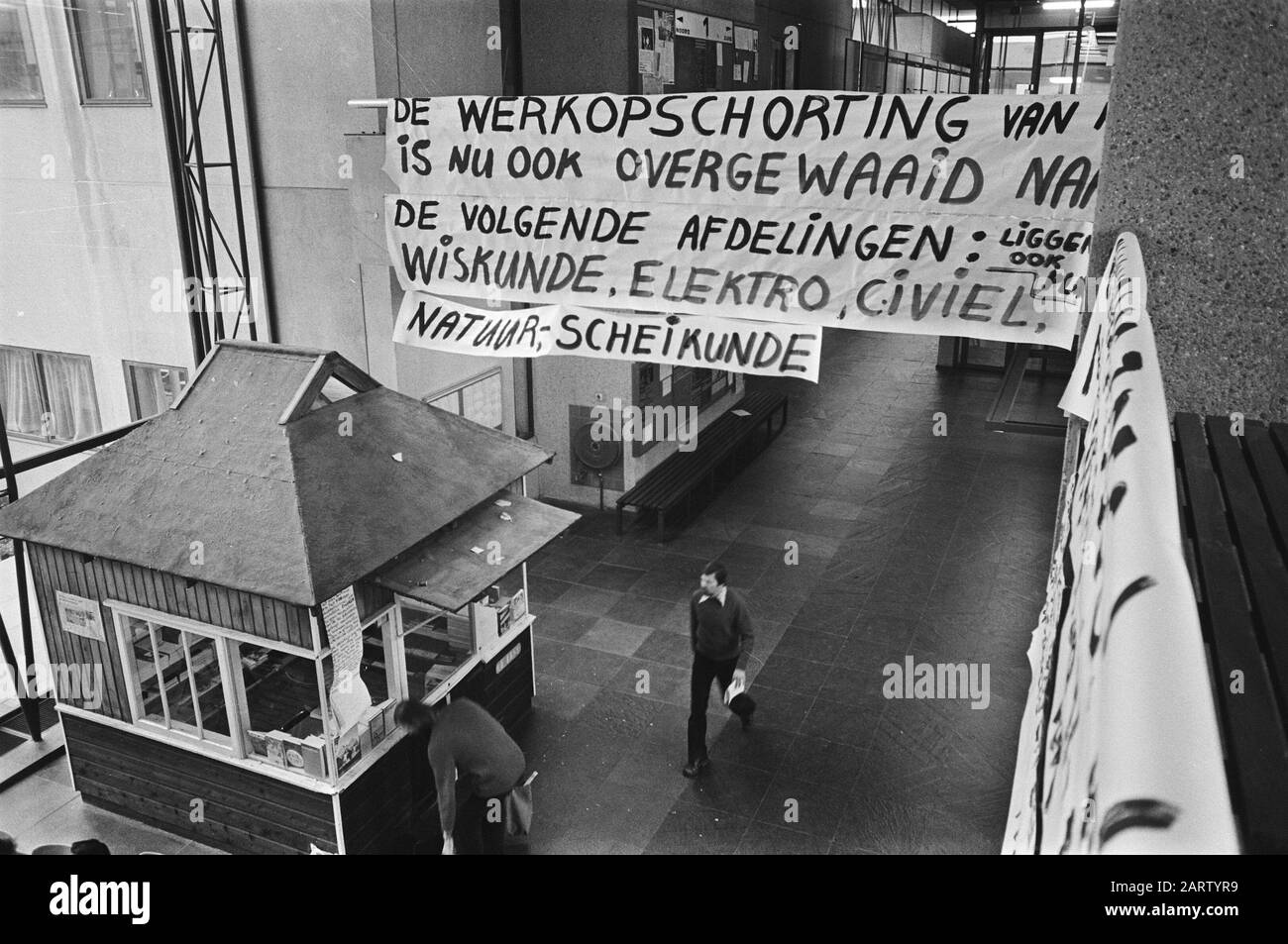 Sciopero a TH Delft; assistenti studenteschi puzzavano la protesta contro i tagli di Klein, la sala piena di banner Data: 3 dicembre 1976 posizione: Delft, South-Holland Parole Chiave: Protesta, Banners, Scioperi Foto Stock