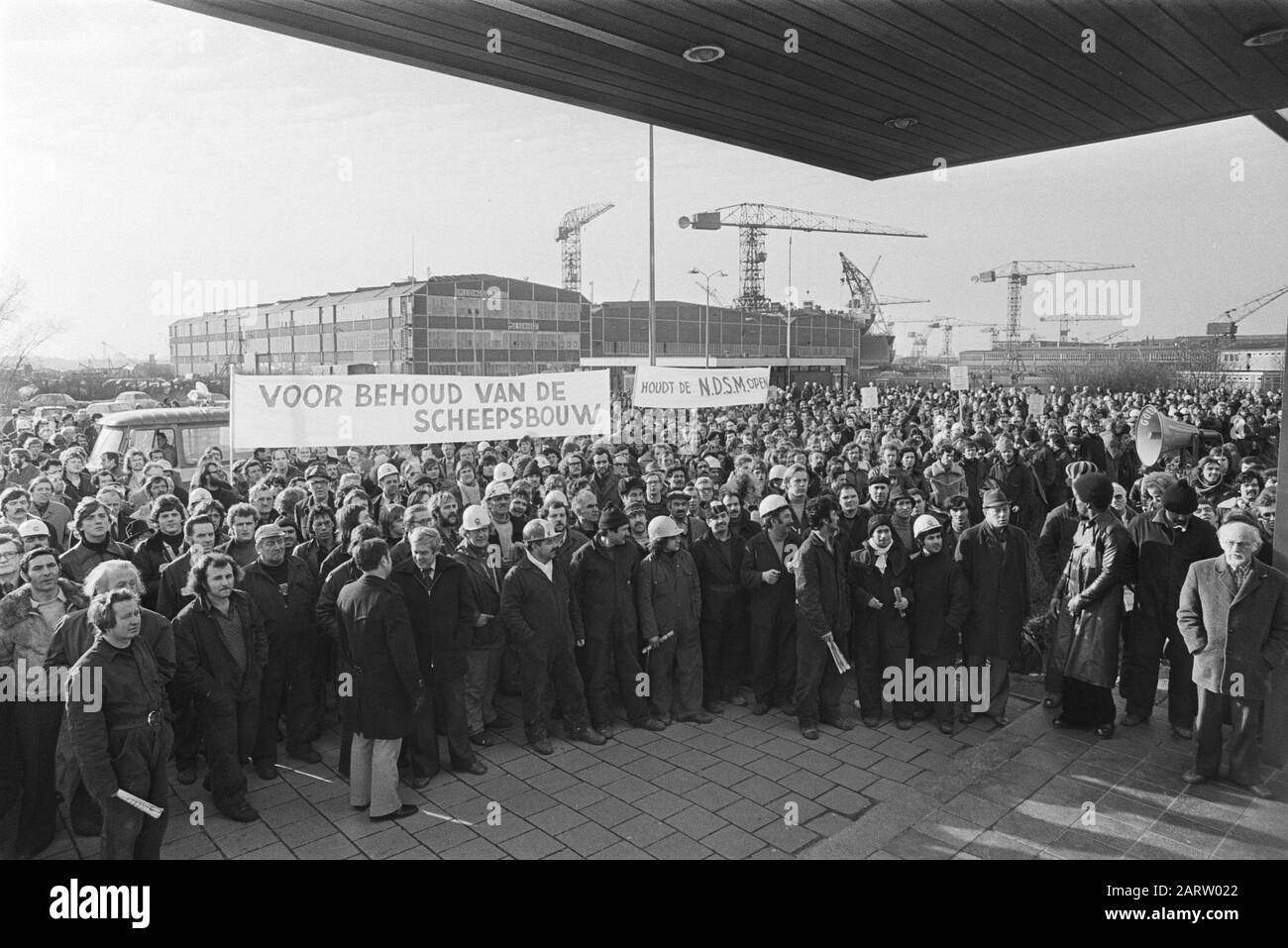 Aziende di sciopero e dimostrazione (NDSM, ADM, Verschure VMF-stork, et al.) ad Amsterdam-Noord; riunione generale sul sito NDSM Data: 4 febbraio 1977 luogo: Amsterdam Parole Chiave: Costruzione navale Nome dell'istituzione: ADM, NV Verschure & Co, VMF-stork Foto Stock