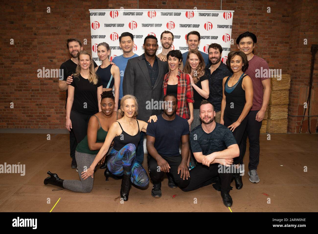 New York, NY, Stati Uniti. 29th Gen 2020. Il cast in partecipazione all'INSINKABLE MOLLY BROWN Preview Photo Call, Gibney Dance Choreographic Center Studios, New York, NY 29 gennaio 2020. Credito: Jason Smith/Everett Collection/Alamy Live News Foto Stock