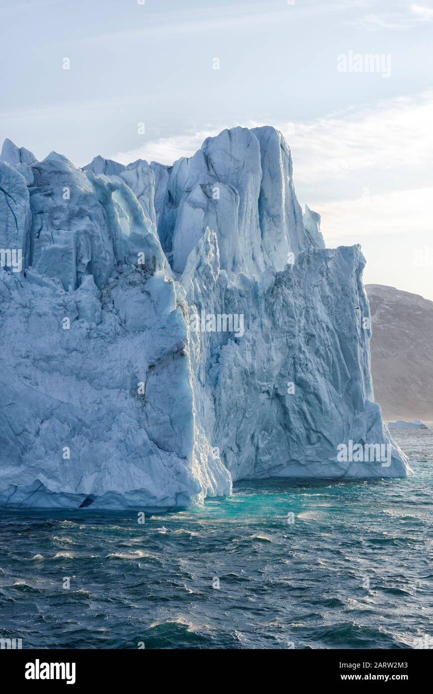 Enorme iceberg galleggiante nel fiordo Scoresby Sund. Kangertitivaq, Groenlandia, Danimarca Foto Stock