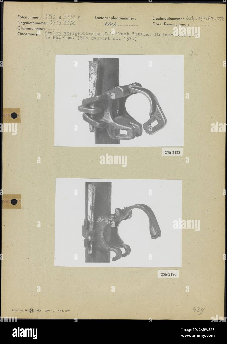 Morsetti per ponteggi Foto 1: Morsetto per ponteggi in acciaio (Made Steel Steiger Holland, Haarlem (vedere il rapporto n. 157) (8,5x12 cm; sconosciuto) Foto 2: Morsetto per impalcature in acciaio (Made Steel Steiger Holland, Haarlem (vedere il rapporto n. 157) (8,5x12 cm; sconosciuto) Annotazione: De NV Eerste Nederlandse Steiger Holland sedette a Rijksstraatweg 254 a Haarlem Data: 17 novembre 1952 Parole Chiave: Impalcature Institutionname: First Nederlandse Steiger Company Holl Foto Stock