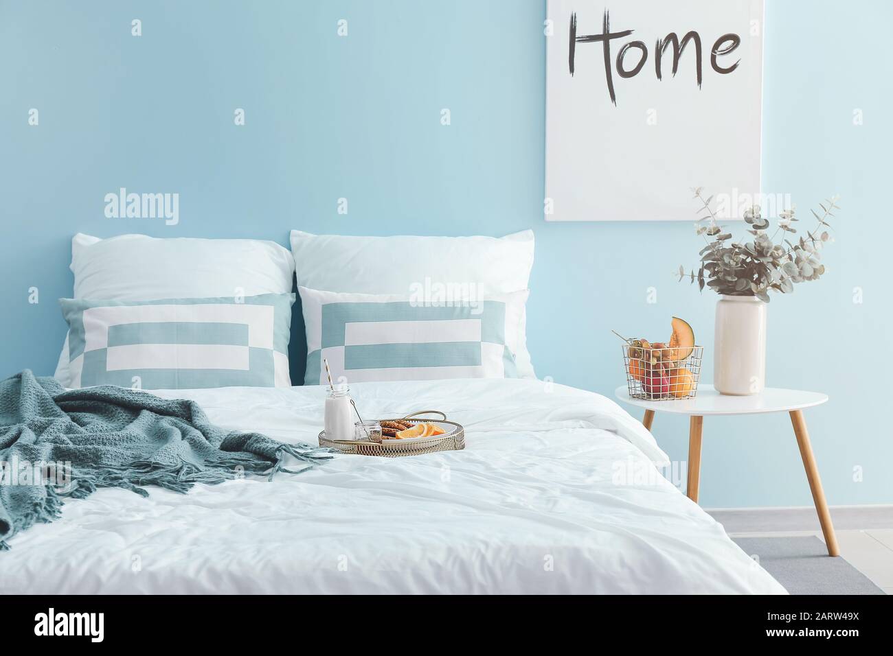 Un vassoio con la prima colazione su un letto in una camera d'albergo Foto  stock - Alamy