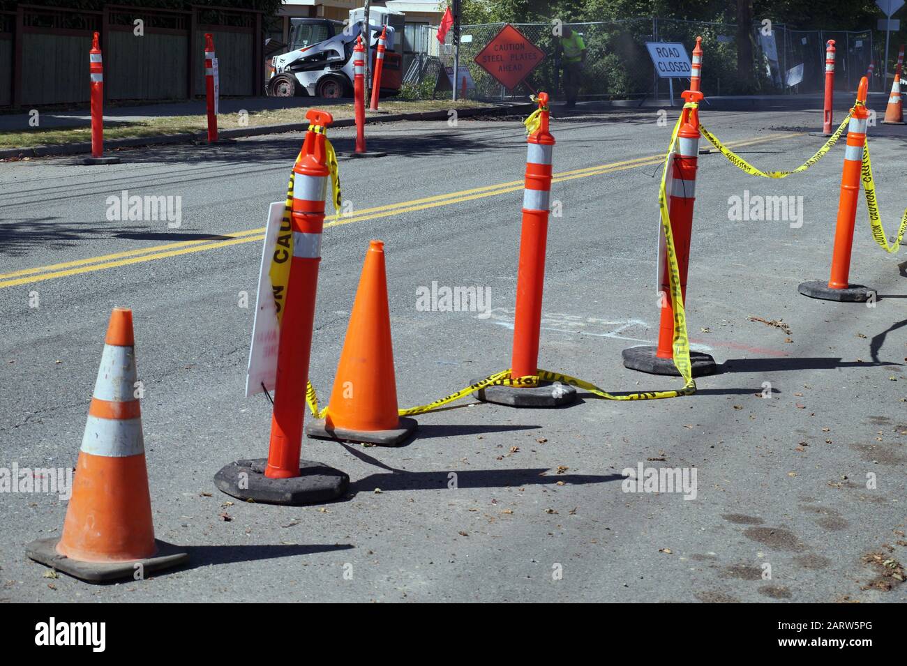 Strada con corsie delimitate da separatori di strada. Lavori Stradali. Organizzazione del traffico stradale con bollards di traffico. Foto Stock
