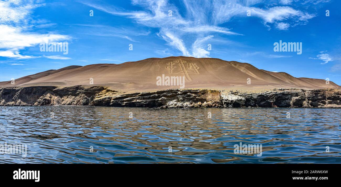 Il candelabro Paracas, chiamato anche Candelabra delle Ande, un geoglifo  preistorico. Paracas Peninsula, Pisco Bay, Perù Foto stock - Alamy