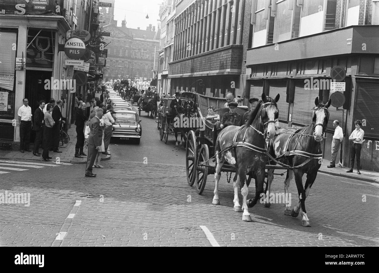 Stichting Paard en Carriage ha organizzato un tour attraverso Amsterdam Data: 15 Giugno 1969 posizione: Amsterdam, Noord-Holland Parole Chiave: Guida Foto Stock