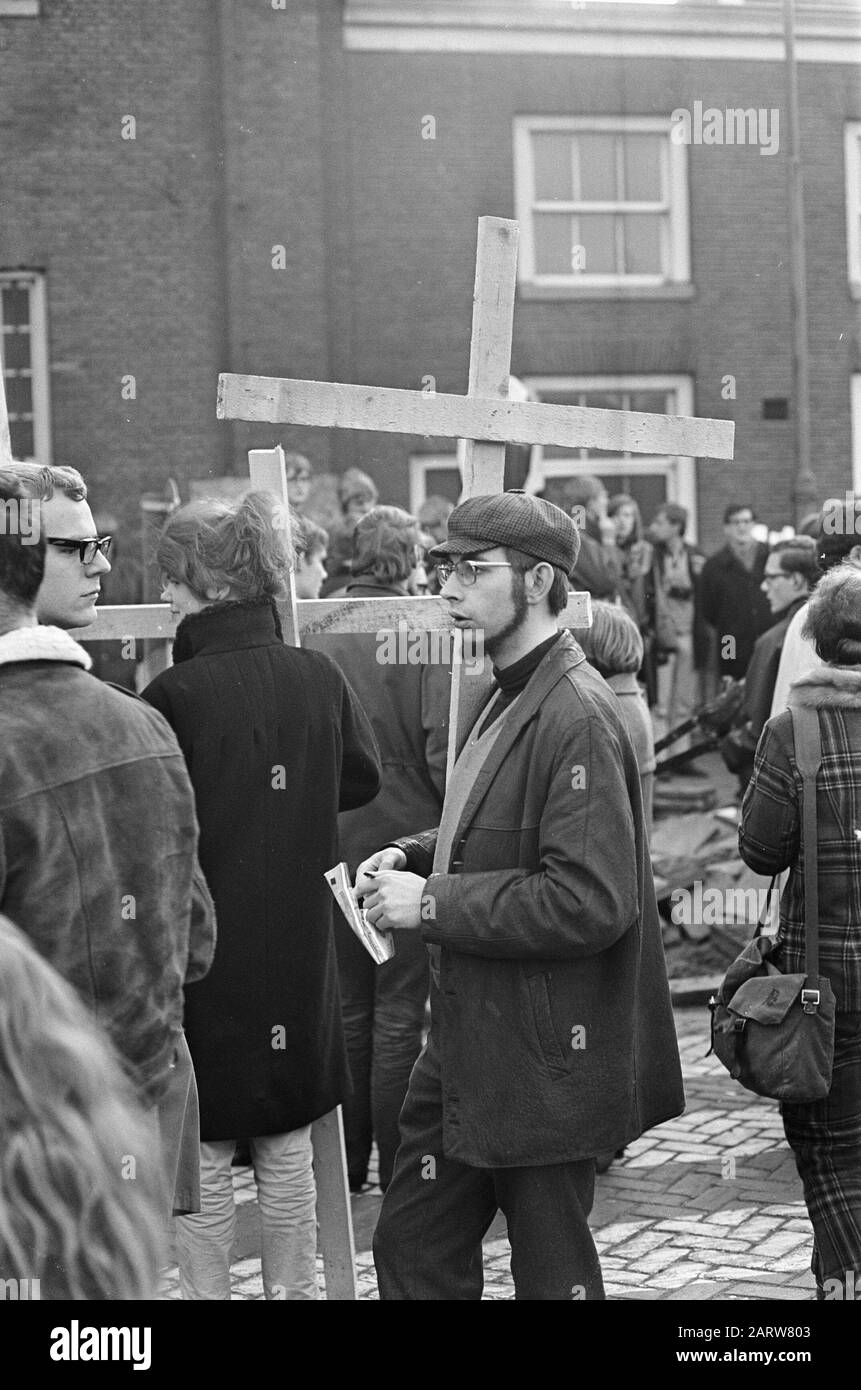 Tour silenzioso attraverso la capitale, i manifestanti sulla strada Data: 24 marzo 1967 Parole Chiave: Manifestanti, tour Foto Stock