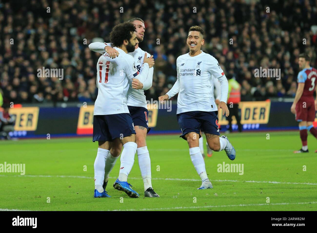 Londra, INGHILTERRA - GENNAIO 29TH Mohamed Salah di Liverpool festeggia con i compagni di squadra che segnano la sua pena ai lati durante la partita della Premier League tra West Ham United e Liverpool allo stadio di Londra, Stratford, mercoledì 29th gennaio 2020. (Credit: Leila Coker | MI News) La Fotografia può essere utilizzata solo per scopi editoriali di giornali e/o riviste, licenza richiesta per uso commerciale Credit: Mi News & Sport /Alamy Live News Foto Stock