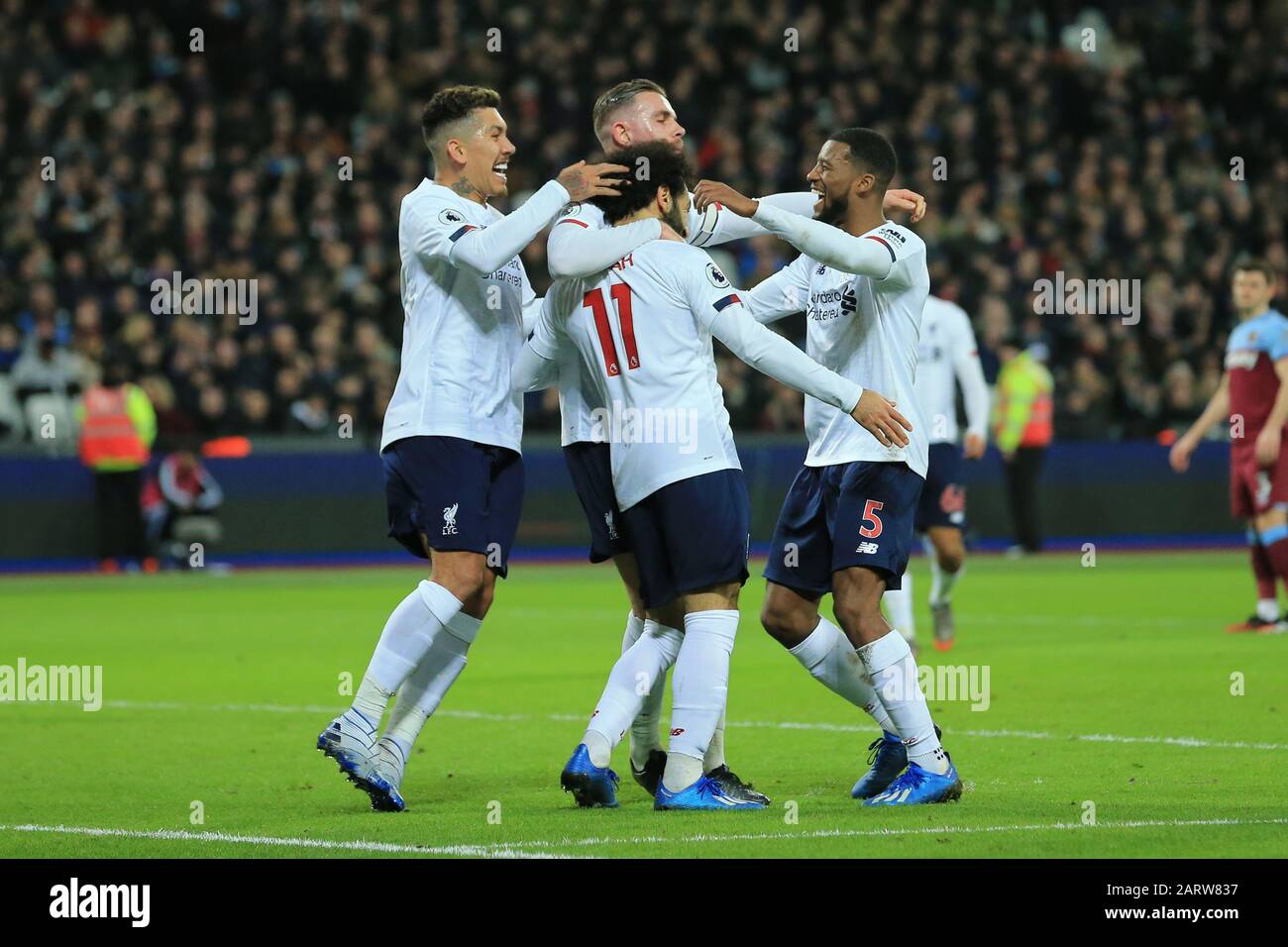 Londra, INGHILTERRA - GENNAIO 29TH Mohamed Salah di Liverpool festeggia con i compagni di squadra che segnano la sua pena ai lati durante la partita della Premier League tra West Ham United e Liverpool allo stadio di Londra, Stratford, mercoledì 29th gennaio 2020. (Credit: Leila Coker | MI News) La Fotografia può essere utilizzata solo per scopi editoriali di giornali e/o riviste, licenza richiesta per uso commerciale Credit: Mi News & Sport /Alamy Live News Foto Stock
