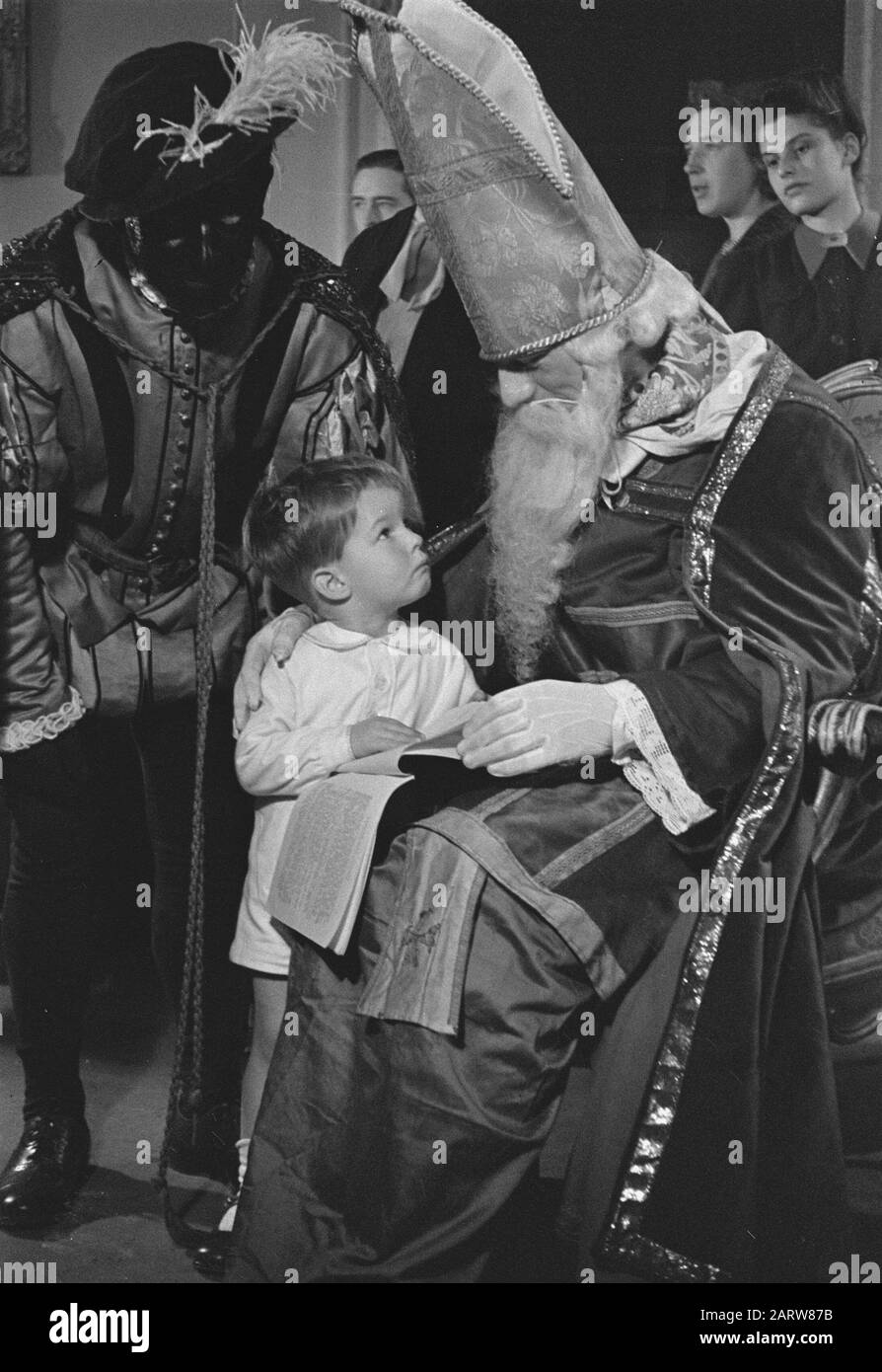 St.Nicholas visita i bambini olandesi in Inghilterra Data: 6 dicembre 1943 posizione: Gran Bretagna Parole Chiave: Feste, bambini, San Nicola, Sinterklaas seconda guerra mondiale Foto Stock